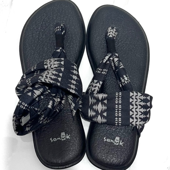 Sanuk Black and Gray Patterned Sandals 7 - Picture 1 of 7